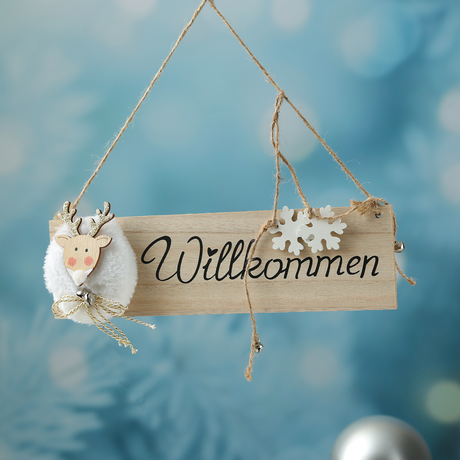 Willkommensschild Rentier mit kleinen Glocken - Türschild - Holz - hängend - L: 28cm - natur, weiß Willkommensschild Rentier mit kleinen Glocken - Türschild - Holz - hängend - L: 28cm - natur, weiß