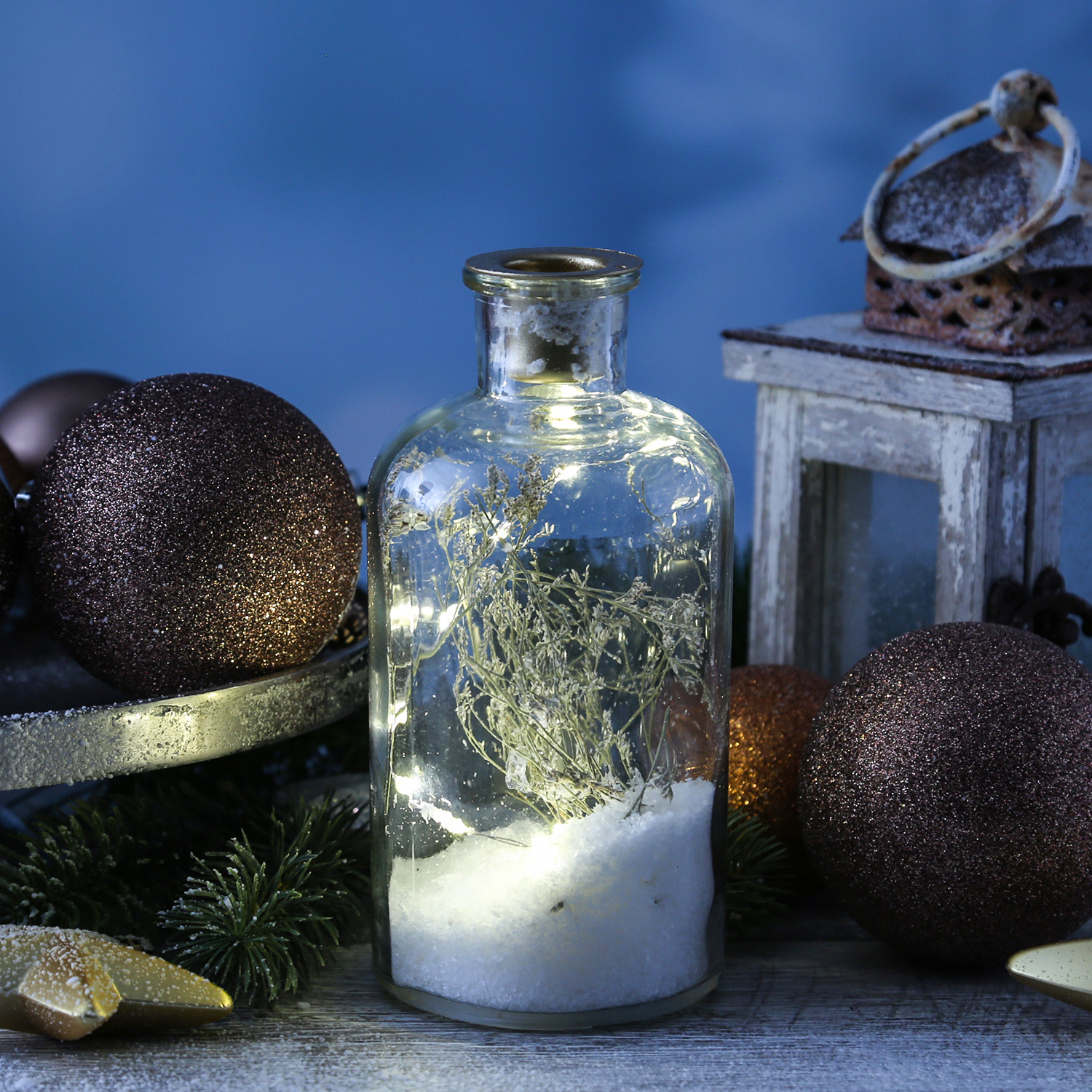 LED Dekoglas Trockenblumen im Schnee - Stabkerzenhalter - 10 warmweiße LED - H: 16cm - Timer LED Dekoglas Trockenblumen im Schnee - Stabkerzenhalter - 10 warmweiße LED - H: 16cm - Timer