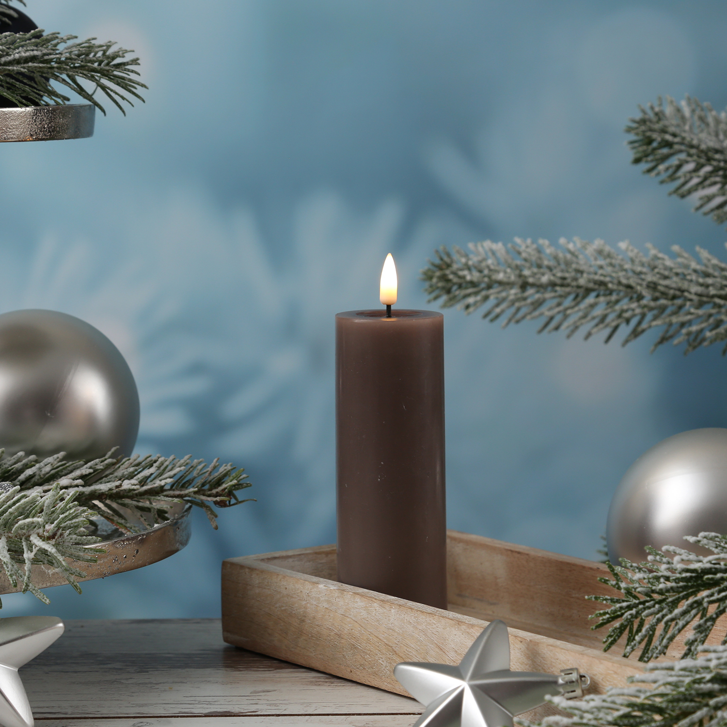 LED Stumpenkerze MIA - Echtwachs - realistische 3D Flamme - H: 15cm - D: 5cm - mokkafarben LED Stumpenkerze MIA - Echtwachs - realistische 3D Flamme - H: 15cm - D: 5cm - mokkafarben
