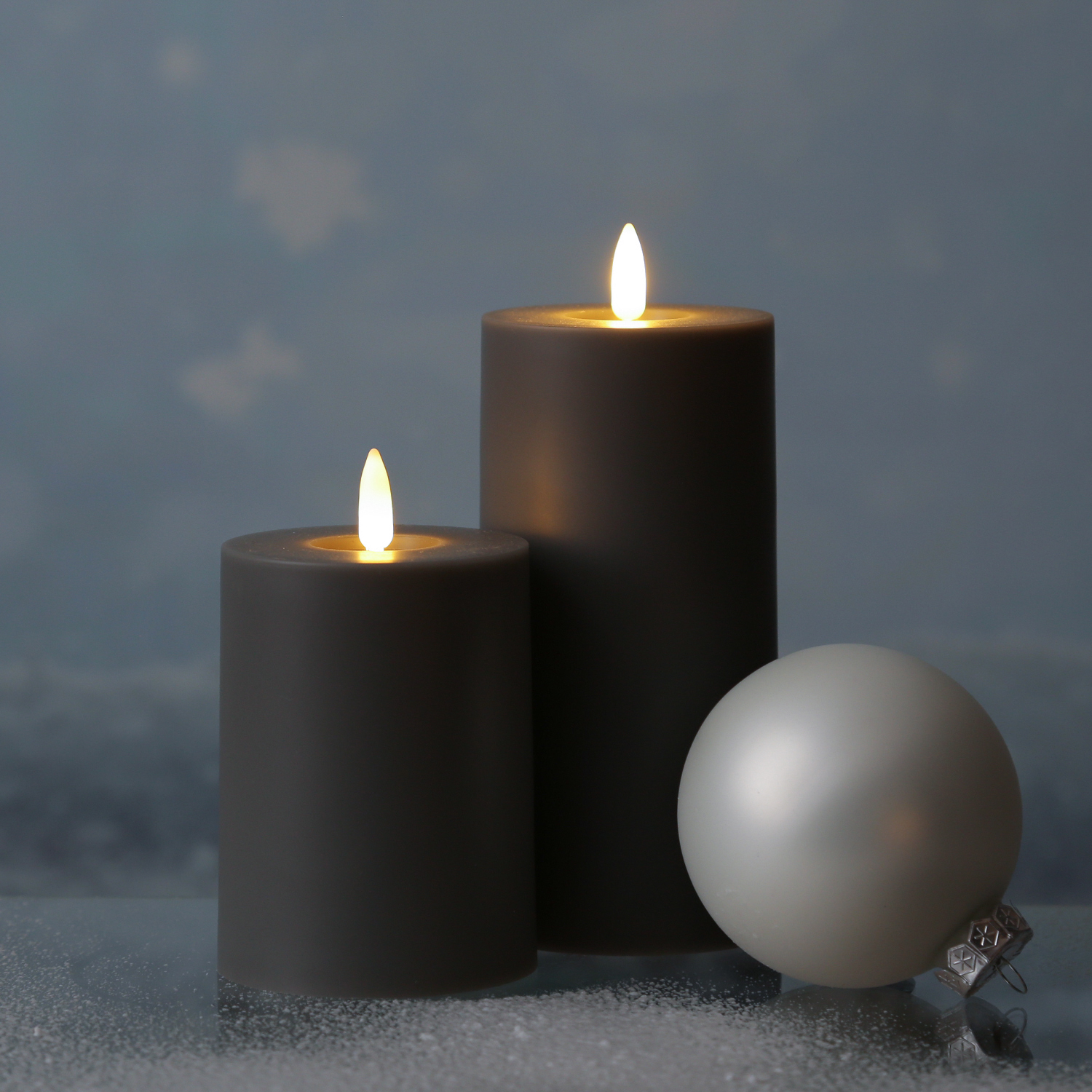 LED Stumpenkerze - Kunststoff - 3D Flamme - H: 10cm - D: 7,5cm - Timer - für Innen/Außen - grau