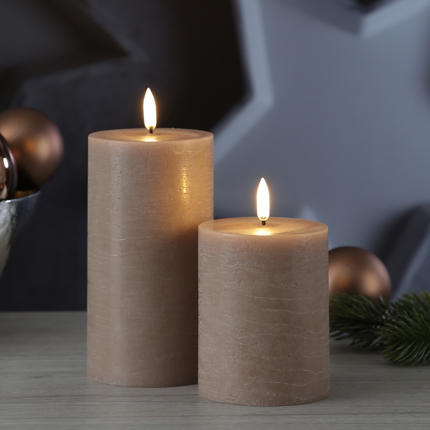 LED Kerze PIA - Rustik-Optik - Echtwachs - H: 15cm - D: 7,8cm - Timer - bis zu 1000 Std. - beige LED Kerze PIA - Rustik-Optik - Echtwachs - H: 15cm - D: 7,8cm - Timer - bis zu 1000 Std. - beige