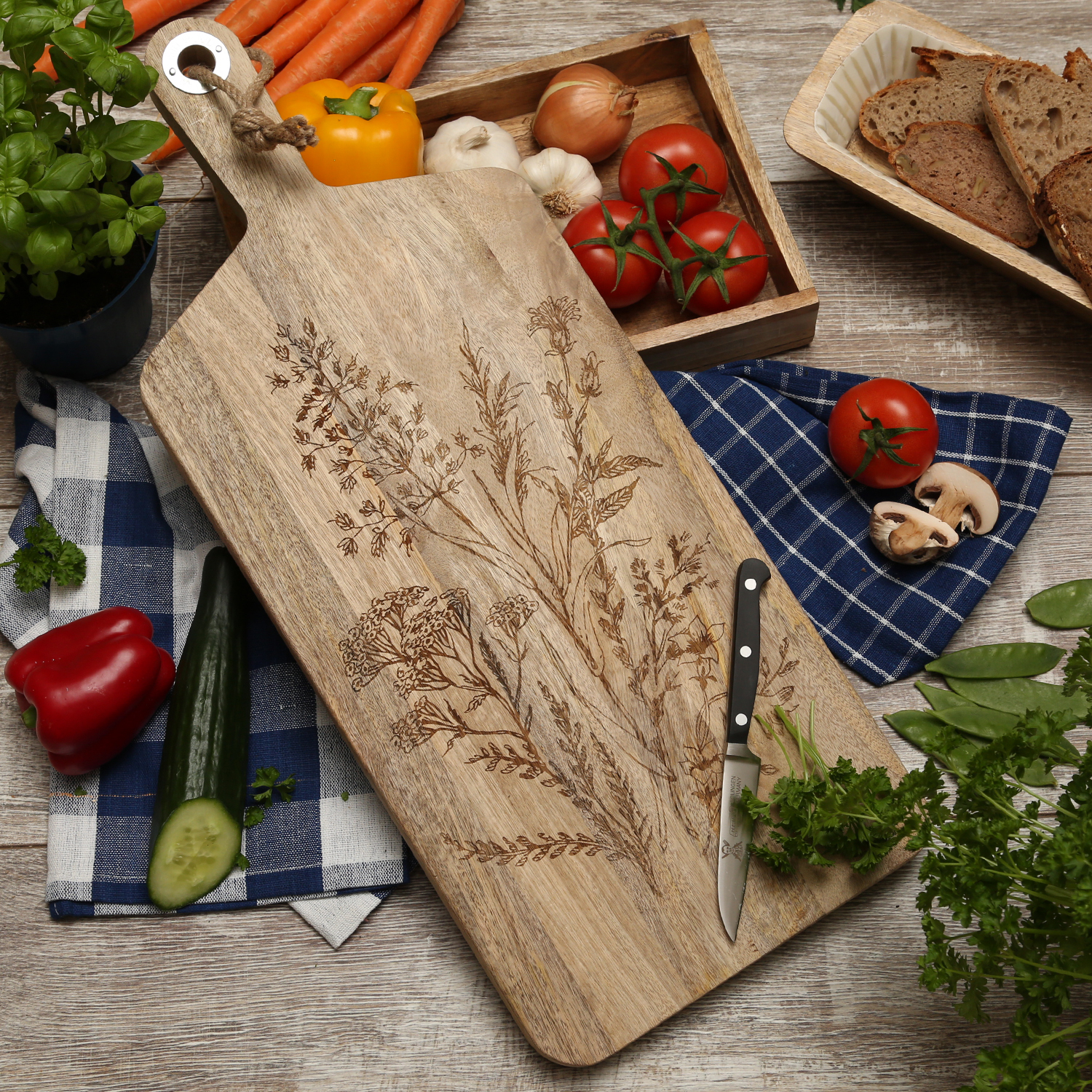Schneidebrett - Servierbrett - Mangoholz - Kordel - L: 58cm - Wildblumenmotiv - natur