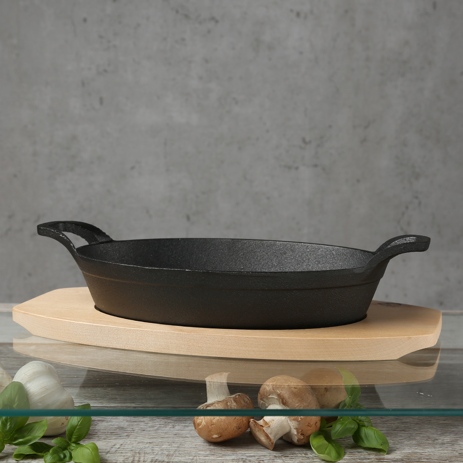 Gusspfanne mit 2 Griffen u. Holzuntersetzer - Gusseisen - L: 24cm - Servierpfanne - oval