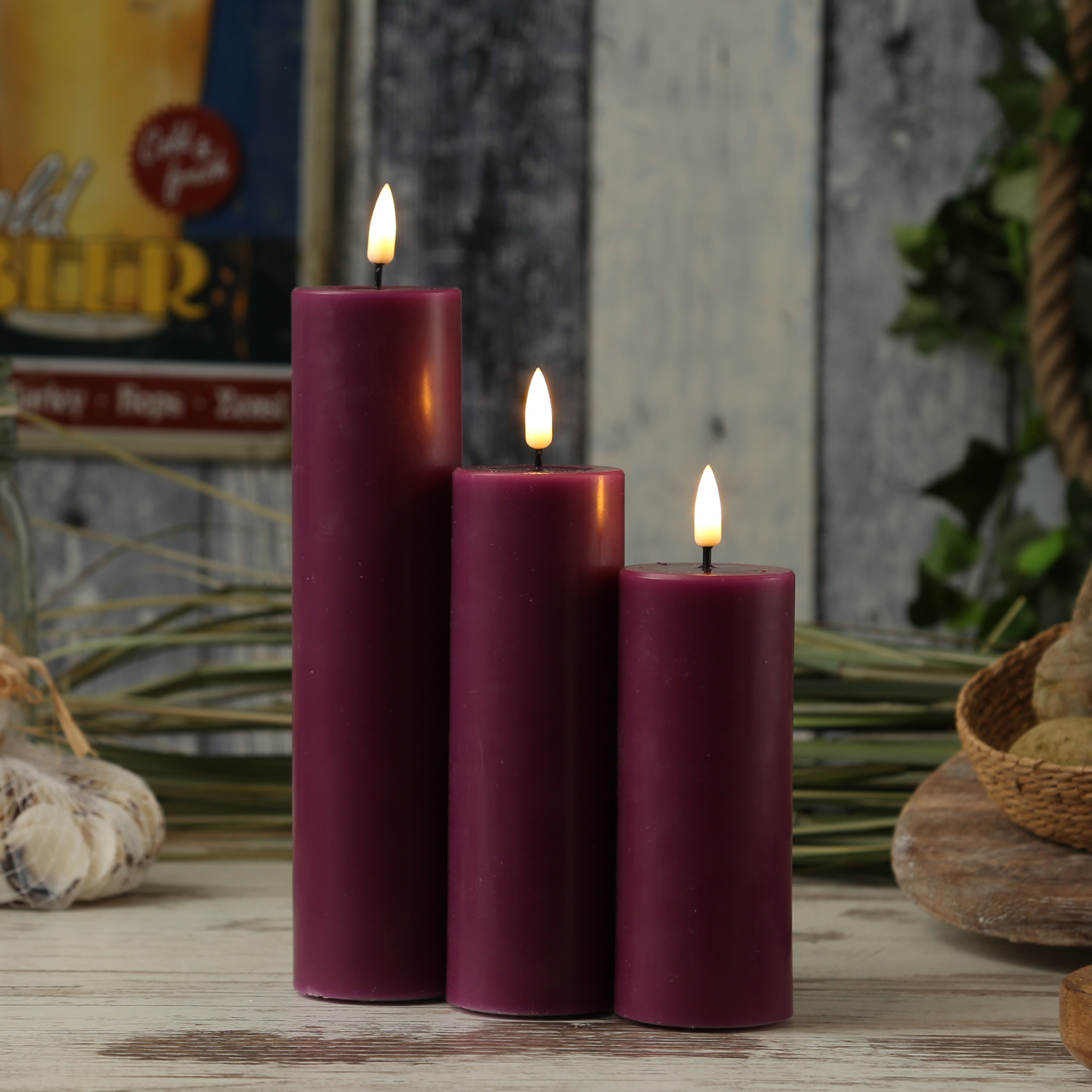 LED Stumpenkerze MIA - Echtwachs - realistische 3D Flamme - H: 12,5cm - D: 5cm - beere LED Stumpenkerze MIA - Echtwachs - realistische 3D Flamme - H: 12,5cm - D: 5cm - beere