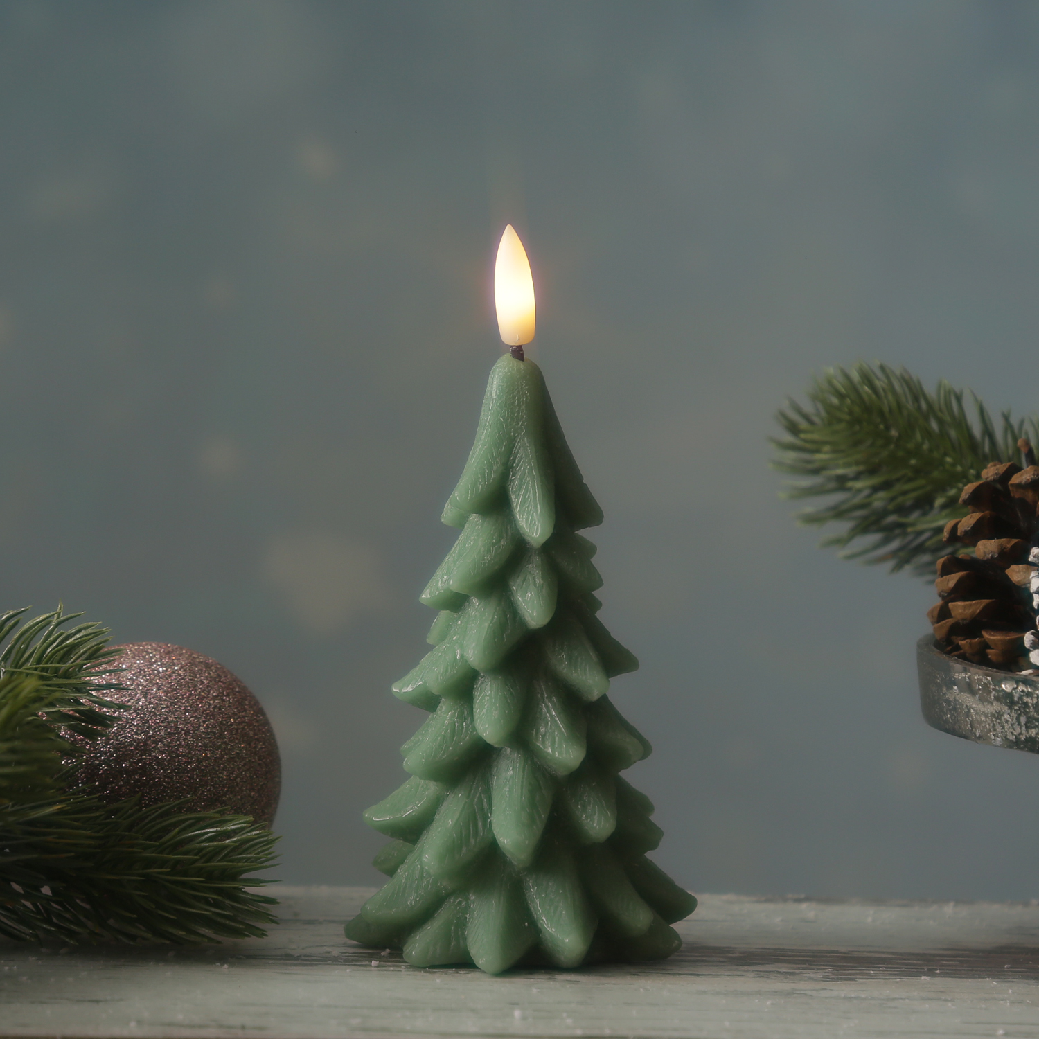 LED Kerze Tannenbaum - Echtwachs - 3D Flamme - inkl. Batterie - H: 16cm - Timer - grün LED Kerze Tannenbaum - Echtwachs - 3D Flamme - inkl. Batterie - H: 16cm - Timer - grün